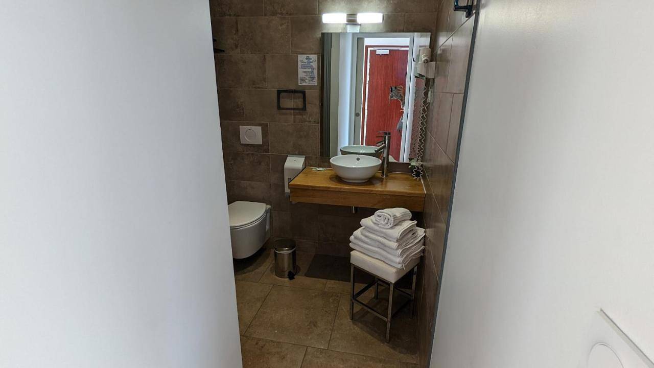 Appartement entier, Le Porto T3 55m2 vue mer immeuble traditionnel en pierre de taille avec prestations exceptionnelles barbecue ordinateur vidéosurveillance terrasse panoramique in Porto (Corse), Ota