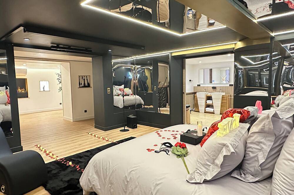 Romantic luxury suite with private spa, sauna & cinema - Romantic escape! in Castres, Región de Castres