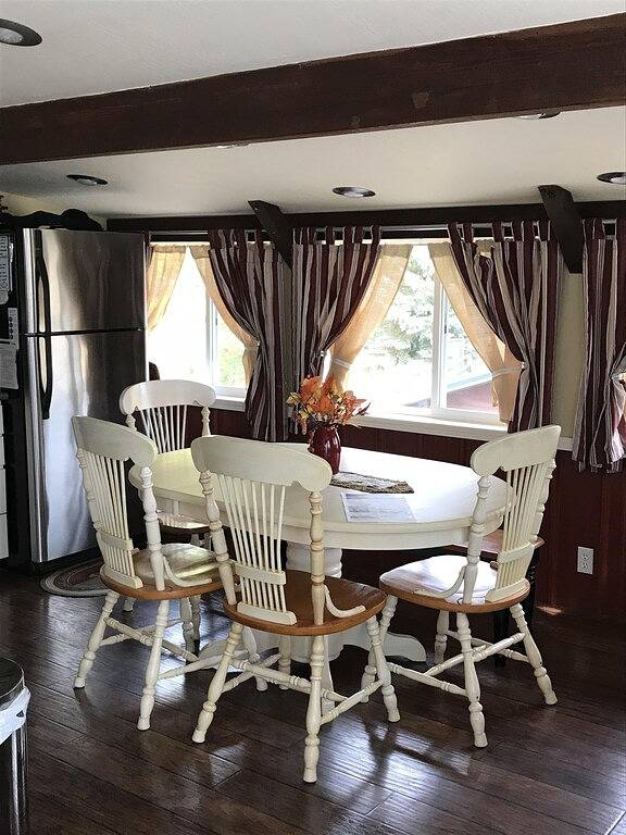 Scheune am Ufer des Yellowstone National Park in Gardiner, Absaroka Range