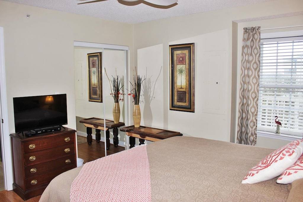 Ganze Wohnung, Palm Cove ~ Nur wenige Schritte von der Center Street mit Blick auf den Fluss und den Pool entfernt in Folly Beach, Charleston County