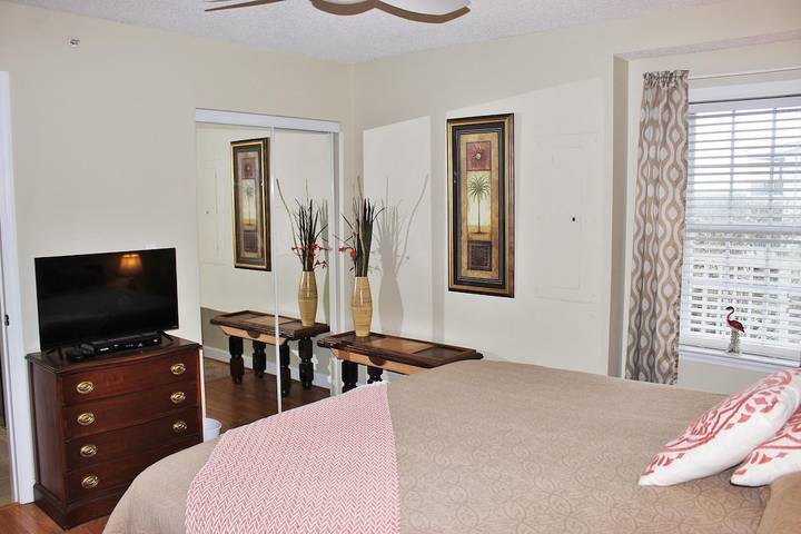 Vacation rental for 5 people, with pool and terrace in Folly Beach