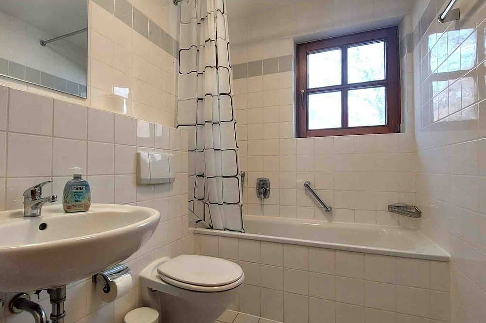 Ganze Wohnung, (Sta1043) gut geschnittene Monteurwohnung mit Balkon in Stamsried, Ostbayern