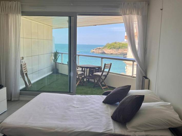 Gîte pour 2 personnes, avec vue ainsi que sauna et terrasse dans Plage du Miramar