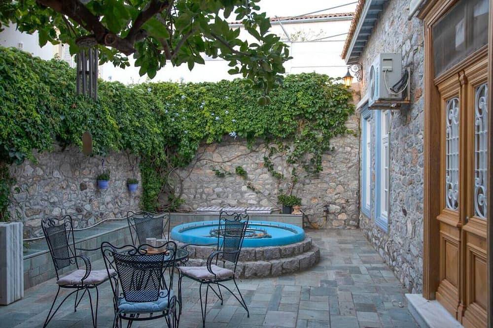 Traditional Mansion \"Eugenie\" in Hydra