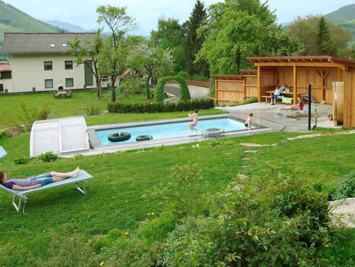 Ferienwohnung für 4 Personen, mit Balkon und Terrasse sowie Garten und Pool in Oberösterreichische Voralpen