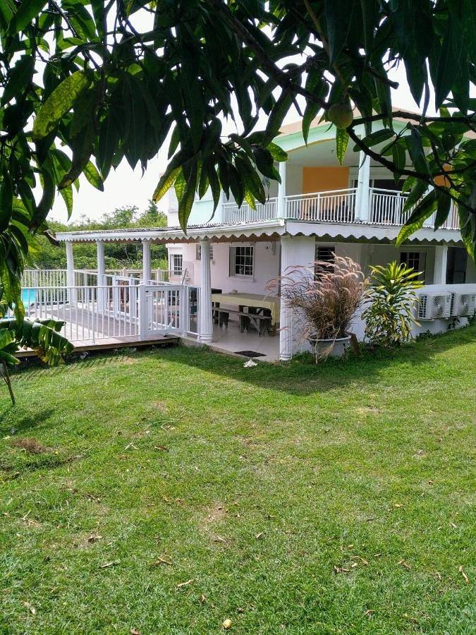 Location de vacances pour 4 personnes, avec vue ainsi que jardin et piscine dans Port-Louis Guadeloupe - 2