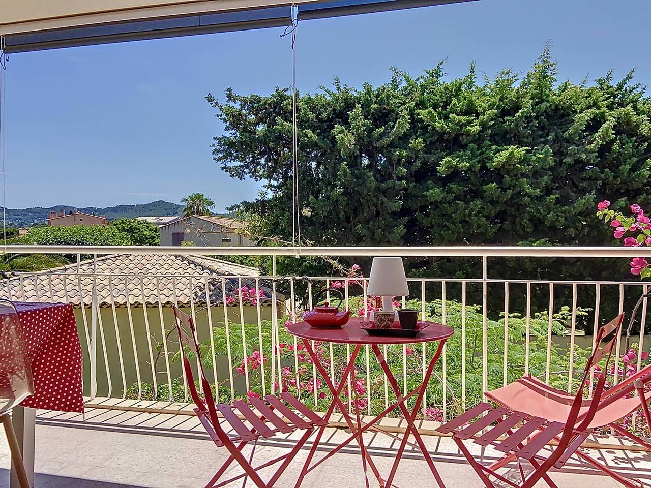 Appartement entier, Appartement lumineux avec terrasse à 100m de la plage - 2 ch. - Parking privé & équipements inclus in Les Lecques, Saint-Cyr-sur-Mer