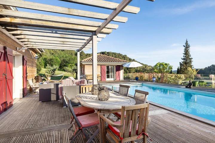 Location de vacances pour 8 personnes, avec terrasse ainsi que jardin et piscine, animaux acceptés à Aigues-Vives (Hérault) - 3