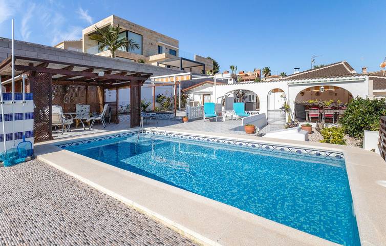 Apartamento para 5 personas, con Terraza además de Jardín y Piscina en Los Balcones