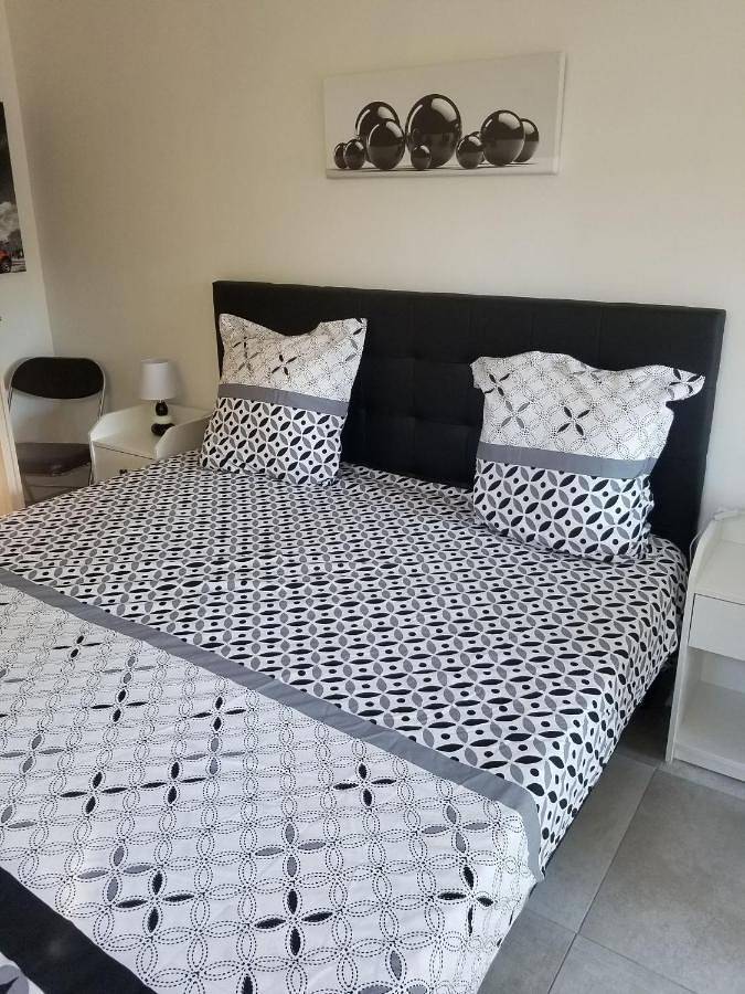 Location de vacances pour 2 personnes, avec terrasse ainsi que piscine et jardin à Espondeilhan - 4