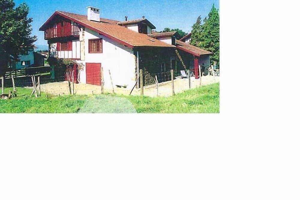 Stay In Farm Basque Done in Jatxou, Bayonne region