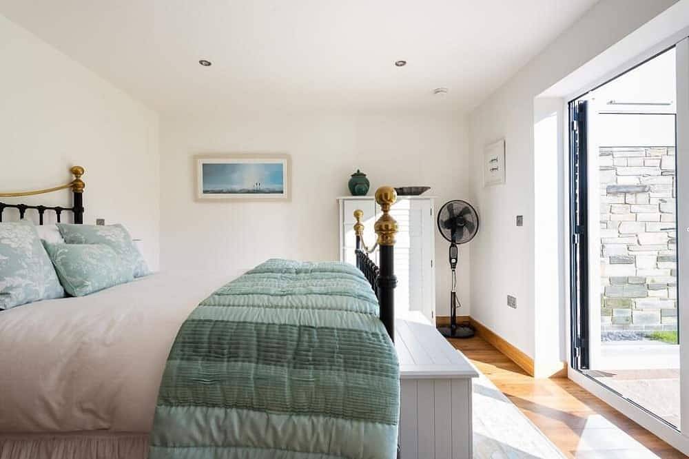 Luxury coastal house above stunning Mawgan Porth beach, 200m from the sand. in Mawgan Porth, Cornwall
