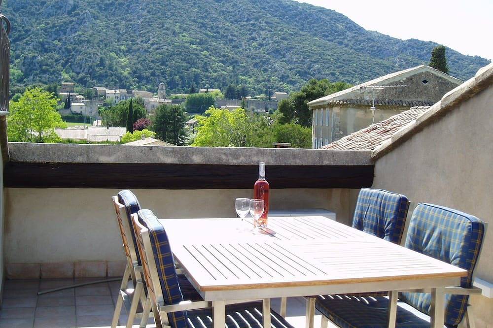 Entire apartment, Part of Résidence Lou Boulidou, former vineyard, now unique vacation rentals. in Maubec, Parc naturel régional du Luberon