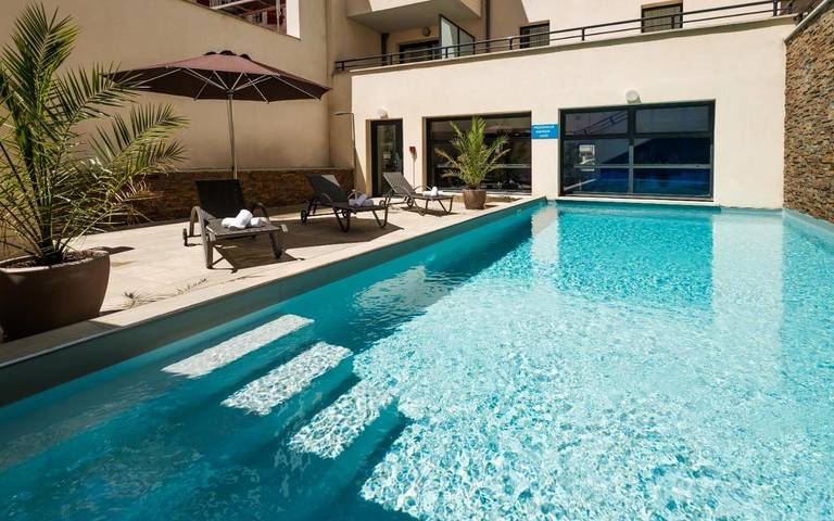 Appart’hôtel pour 4 personnes, avec piscine ainsi que sauna et jacuzzi, animaux acceptés