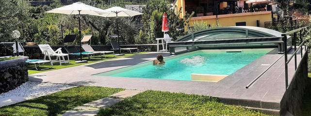 Gîte pour 4 personnes, avec vue ainsi que jardin et piscine, adapté aux familles à Piedimonte Etneo