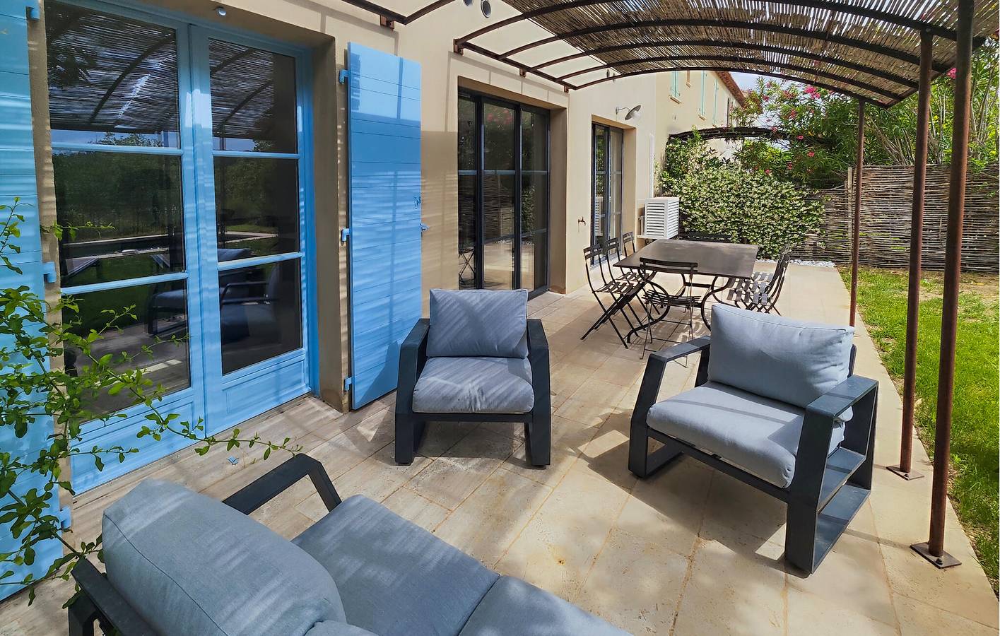 Appartement confortable avec piscine et parking près de Tournissan in Saint-Laurent-de-la-Cabrerisse, Région de Narbonne