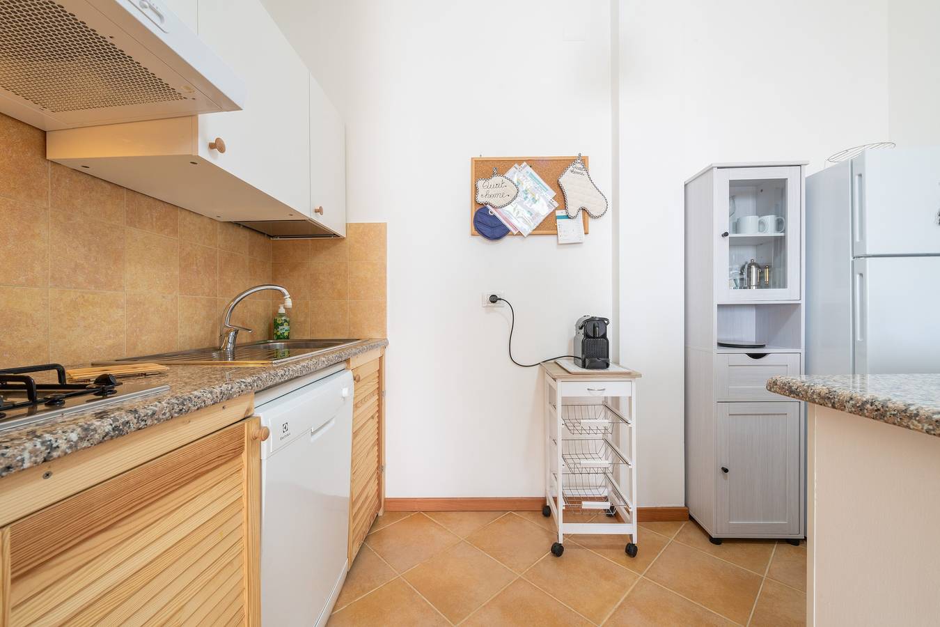 Appartamento intero, Appartamento "Quiet Home" con terrazza privata, Wi-Fi e aria condizionata in Pula Cagliari, Pula e dintorni