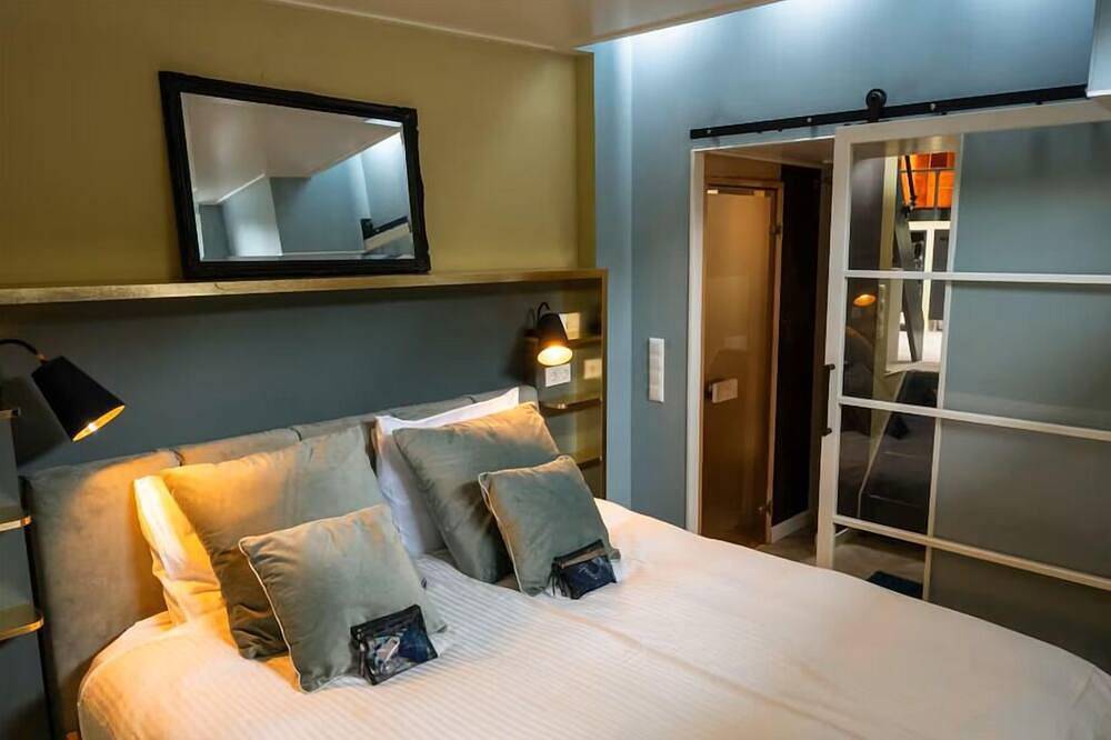 Luxurious wellness houseboat - Captains Cabin in Dutch Coast