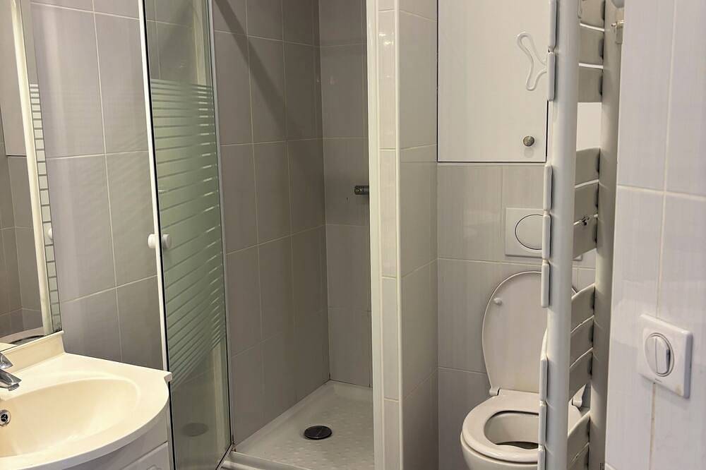 Entire apartment, Spacious accommodation 15 minutes from Paris in Noisy-le-Sec, Seine-Saint-Denis