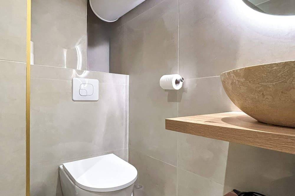 Entire apartment, Hoche A 13 - Two Bedroom Apartment, Sleeps 5 in Le Pré-Saint-Gervais, Seine-Saint-Denis