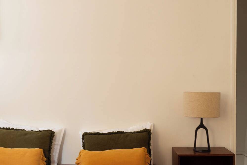 Arty stay with terrace in Lourmarin in the heart of the historic center. in Lourmarin, Regionaler Naturpark Luberon