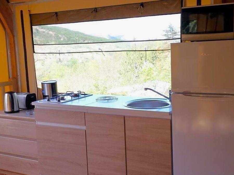 Camping Les Princes D'Orange - Ciela Village - Tente 5 personnes - Tente Ciela Nature Lodge Spa - 3 chambres - Cuisine équipée - Salle de bain in Orpierre, Région de Gap
