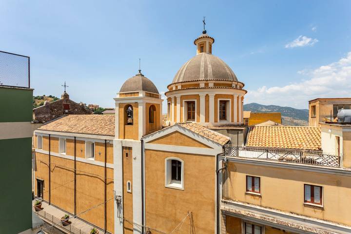 Entire apartment, Le Logge House - Bronte Apartment with Mountain Views in Bronte, Mount Etna