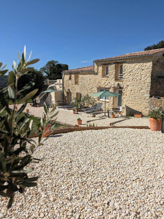 Location de vacances pour 2 personnes, avec terrasse et piscine ainsi que vue et jardin à Sainte-Anastasie - 3