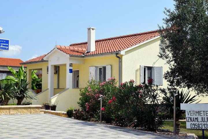 Ferienhaus für 5 Personen, mit Terrasse und Garten in Dalmatien