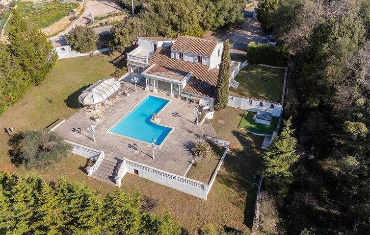 Location de vacances pour 10 personnes à Sainte-Anastasie-sur-Issole