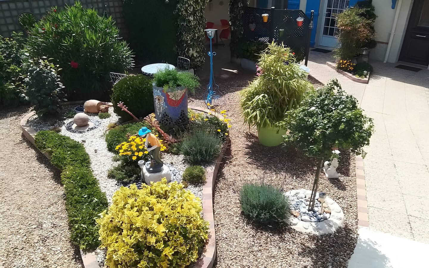Holiday Home 'La Maison Bleue' with Private Terrace, Private Garden and Wi-Fi in Thésée, Romorantin-Lanthenay region