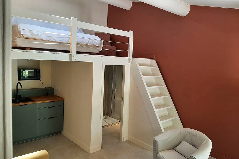 Maisonnette entièrement rénovée, pour un séjour au calme au  milieu des vignes . in Vaison-la-Romaine, Parc naturel régional du Mont-Ventoux