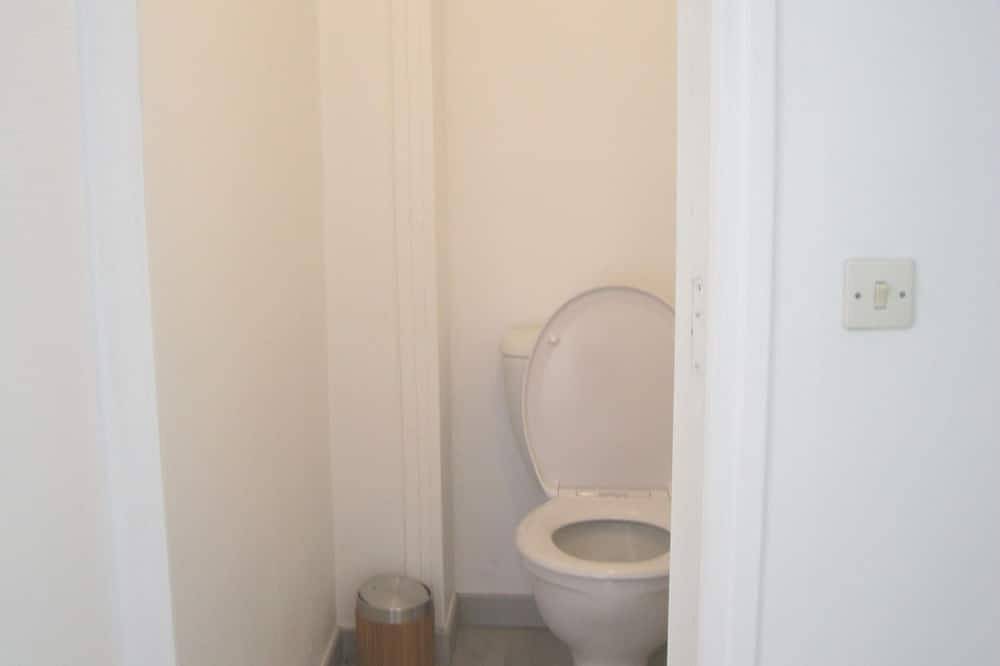 Appartement entier, Appartement 80 m², rdc, séjour, 2 chambres, cuisine, wc séparé, salle de bain. in Gan, Béarn