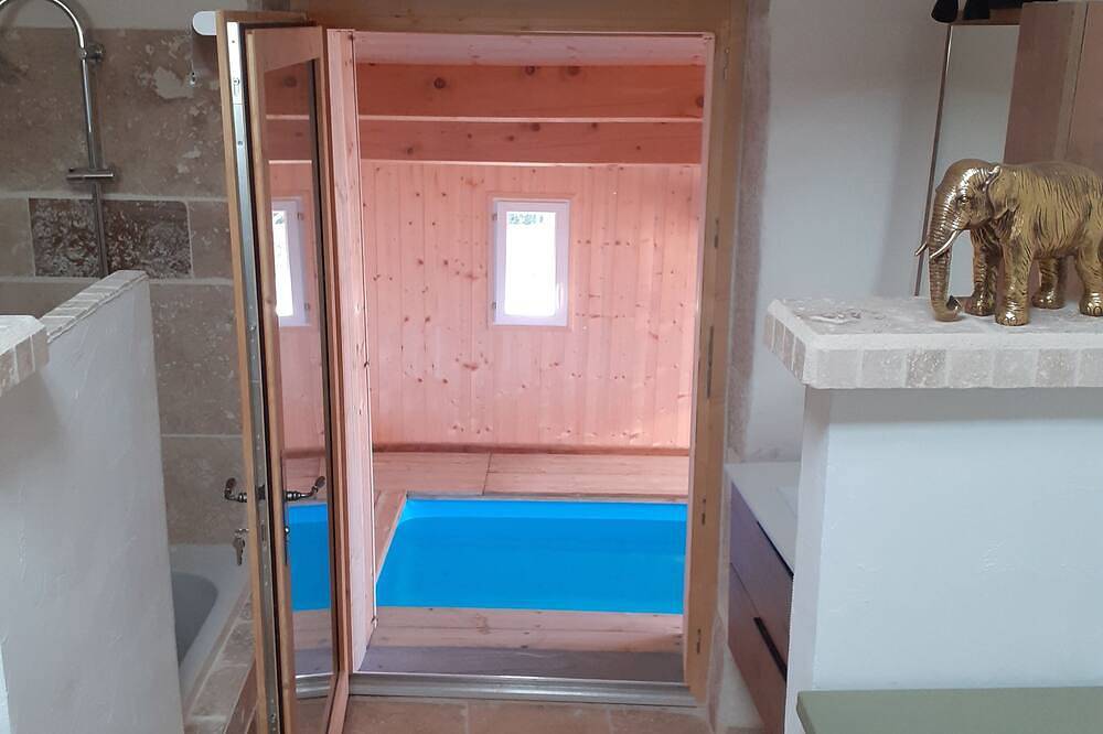 Appartement entier, Gîte Alma Bella + petite piscine intérieure chauffée- Jardin- Parking in Roche-Saint-Secret-Béconne, Région de nyons