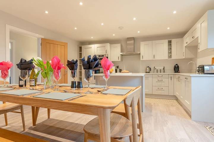 Cottage for 9 people, with garden and hot tub, with pets in The Cotswolds