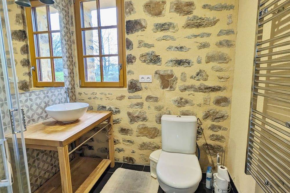 Gîte nature avec cheminée, étang privé et pêche, accueillant 2 à 4 pers, proche randos et loisirs in Saint-Georges-sur-Erve, Mayenne