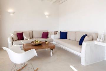 Villa for 2 Guests in Agios Prokopios, Cyclades, Picture 1