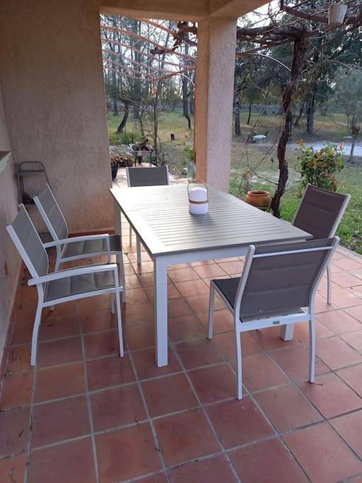 Location de vacances pour 6 personnes, avec vue ainsi que piscine et balcon à Besse-sur-Issole - 4