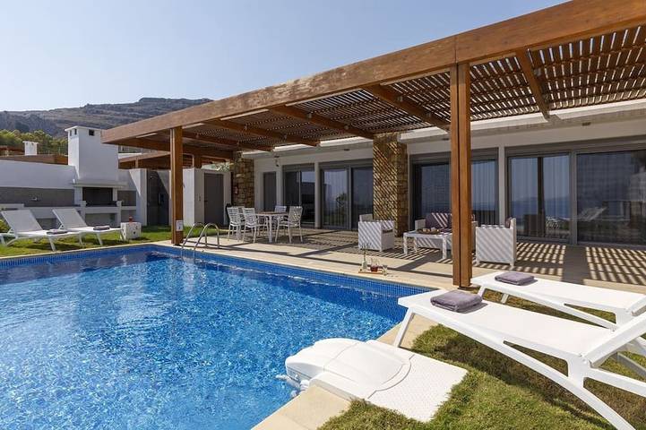 Vacation rental for 8 people, with yard and balcony in Rhodes