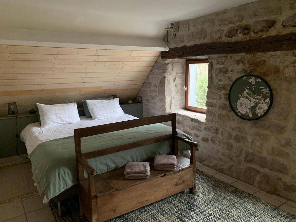 Ancien Prieure Chambre King Size avec sauna et bain nordique privatifs en extérieur in Saint-Merd-les-Oussines, Région d'Ussel