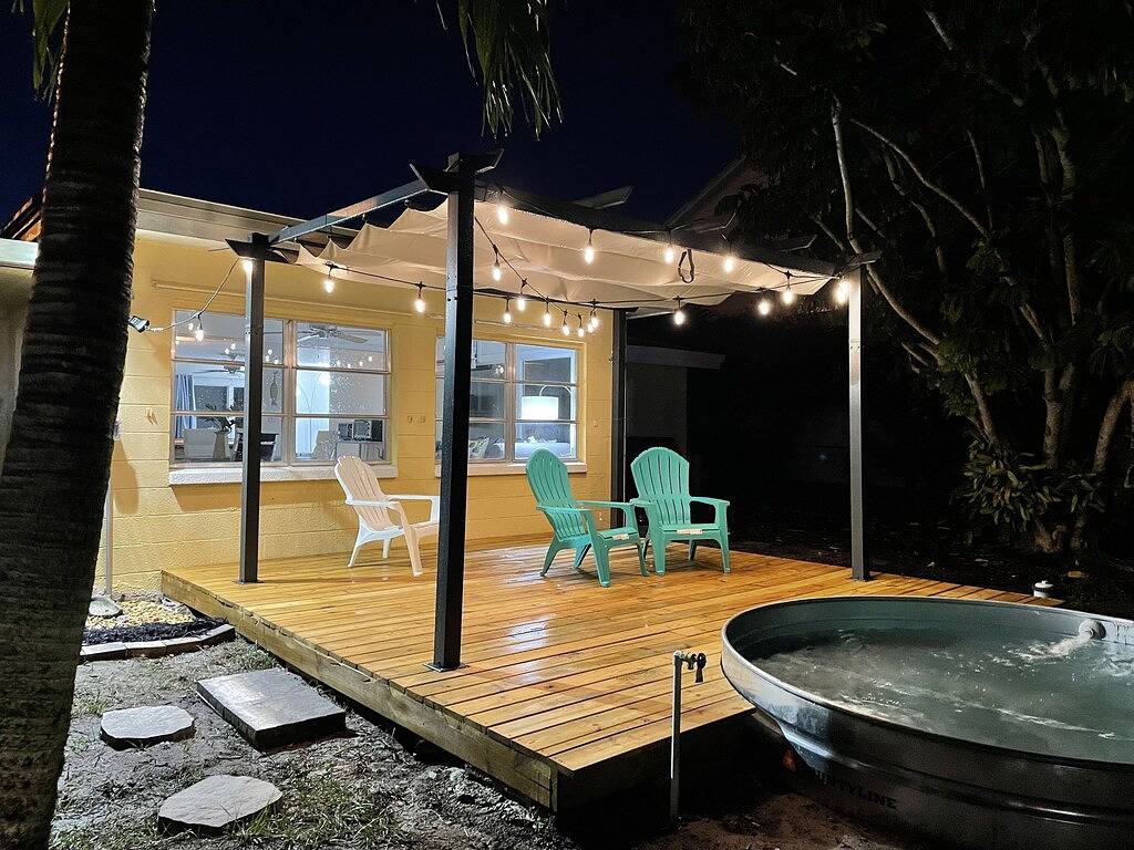 Waterfront Cottage! Kayaking, birdwatching, fishing in quiet bay access setting in Bonita Bay, Bonita Springs