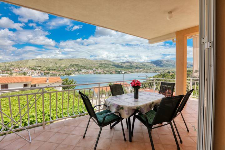 Ganze Wohnung, 2-Zimmer-Ferienwohnung am Strand Sparadici, Sibenik A-23939-c in Grebastica, Šibenik-Knin
