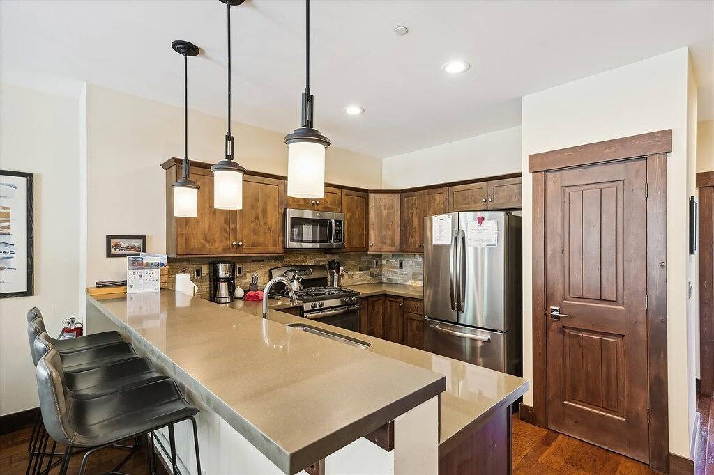 Ganze Wohnung, Neue Auflistung!! Boulders Community mit Fitnessraum, Whirlpools, Pool und mehr. Perfekte Lage zu Skigebieten und allen Wintererholungen! Perfekt für eine Familie oder eine große Gruppe von Freunden. in Truckee, Donner Lake