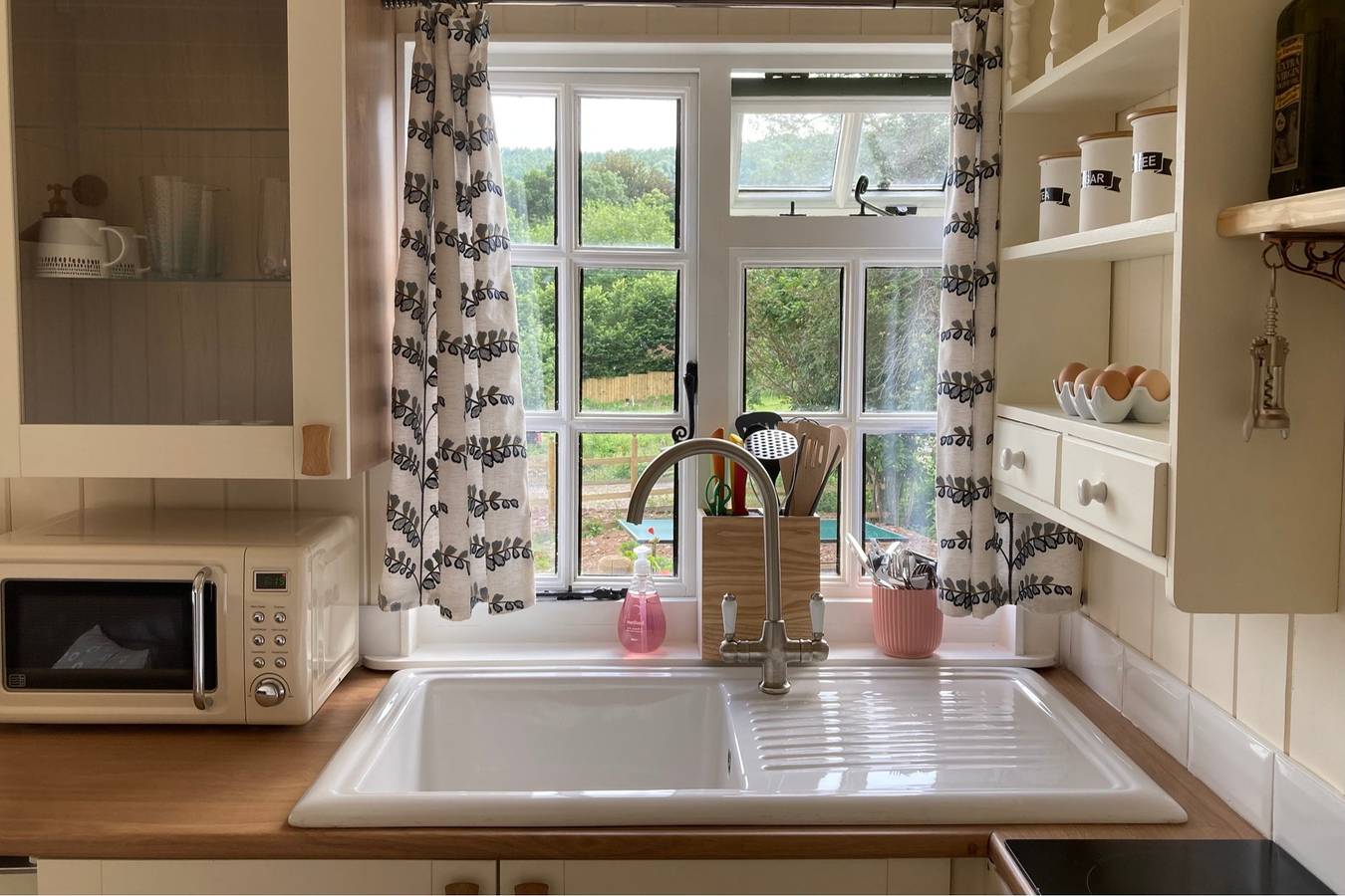 Luxury hand built shepherd hut in Sidmouth in Sidmouth, Devon