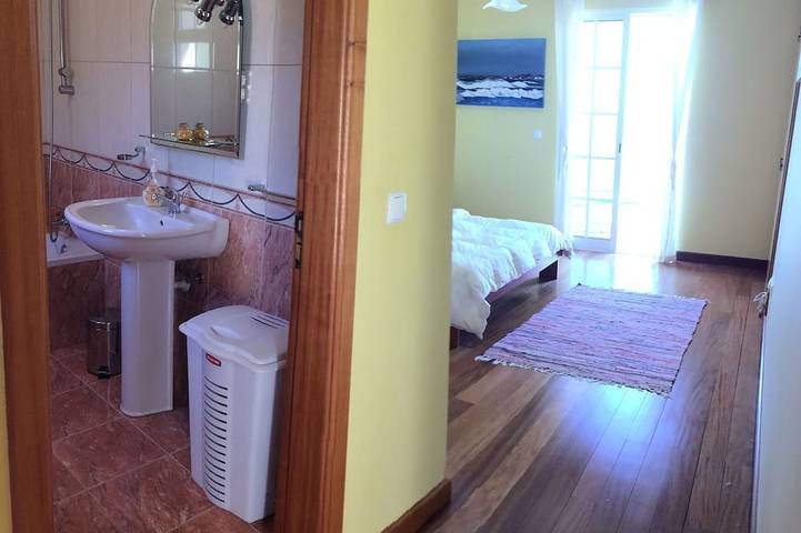Panoramic Sea and Mountain Views: 2 master bedrooms both with ensuite bathrooms in Estreito da Calheta, Île de Madère
