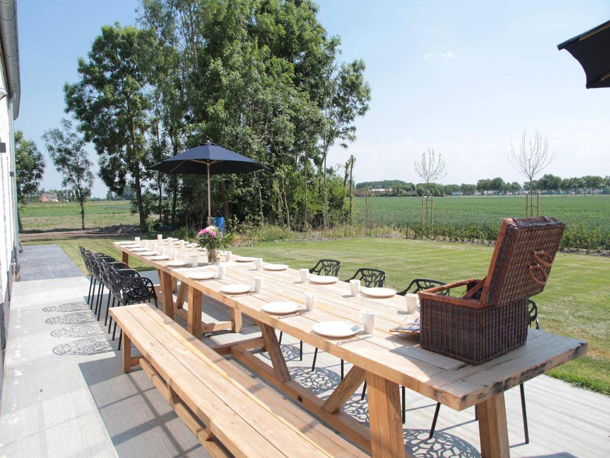 Ten-Bedroom Holiday Home in Zuidzande, Seeländisch Flandern