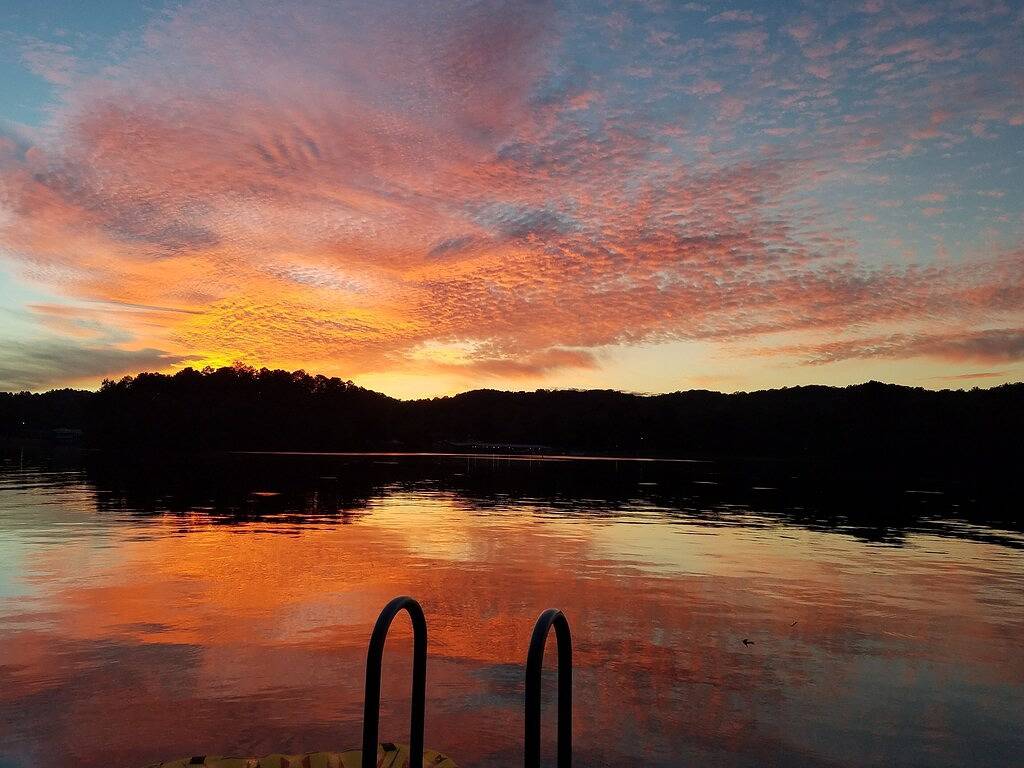 Wunderschöne Sonnenuntergänge mit einem Dock am Watts Bar Lake in Rhea County