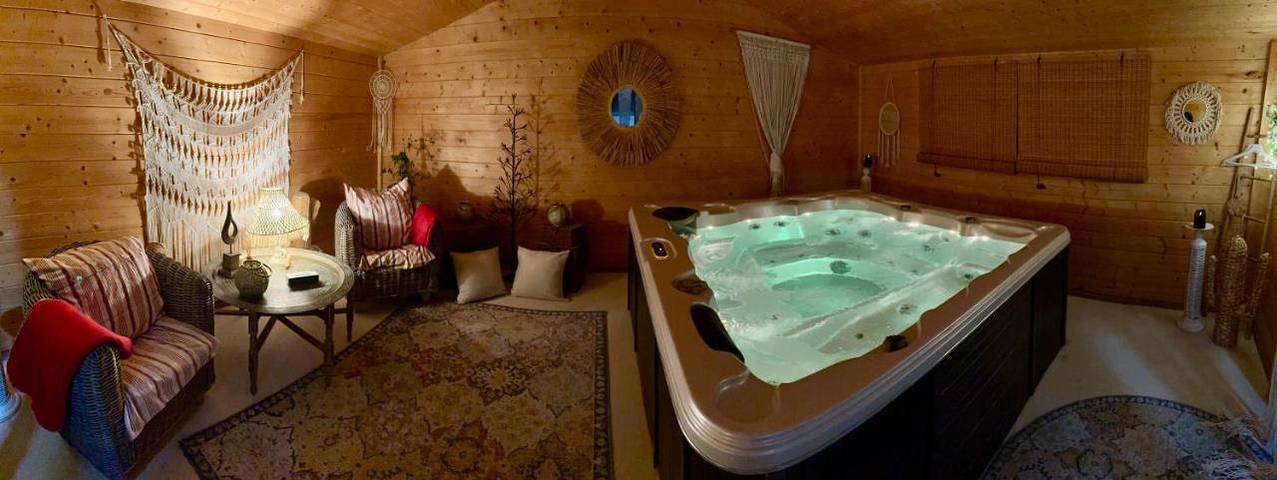 Location de vacances pour 2 personnes, avec jardin et piscine ainsi que vue et sauna à Charmes-sur-l'Herbasse - 3