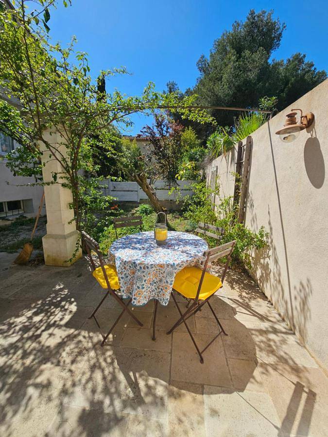 Gîte pour 2 personnes, avec Terrasse ainsi que Jardin et Vue à Châteauneuf-les-Martigues