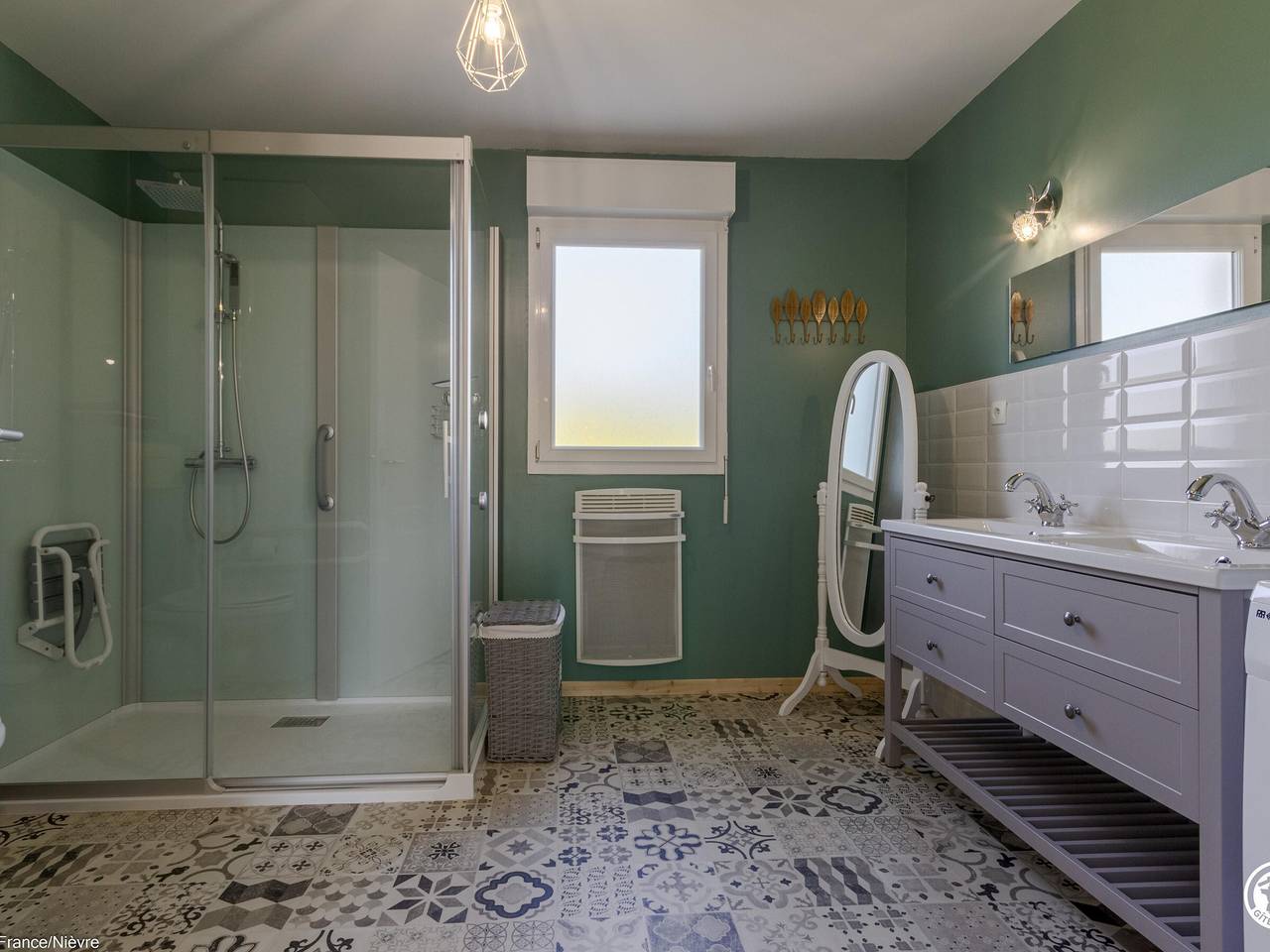 Ruhiges Ferienhaus mit beheiztem Pool und Elektrofahrrädern in Thianges, Nièvre